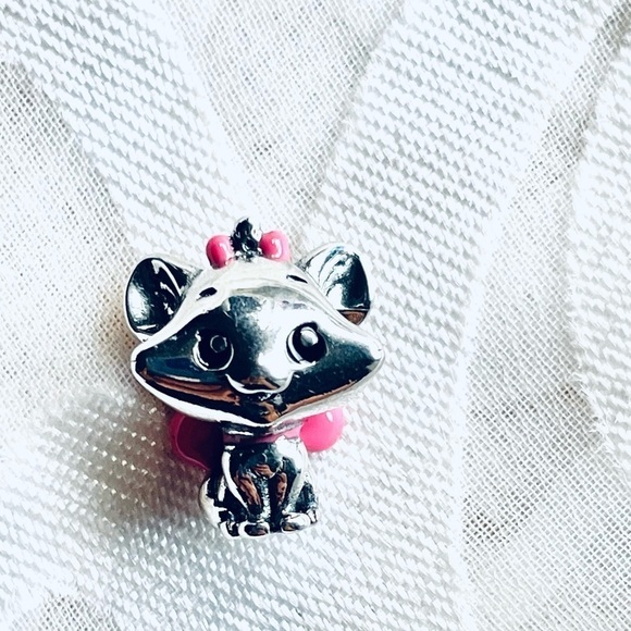 🐱 NWOT Cat Marie Charm – The Aristocats ✨ - Picture 3 of 10